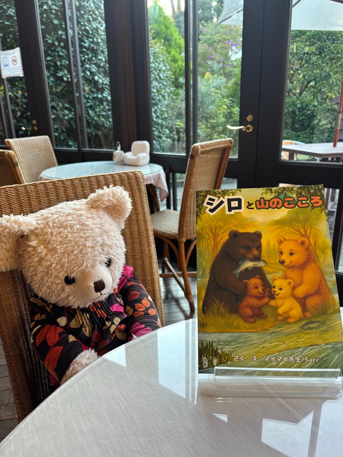 伊豆のテディベアミュージアムの喫茶店にて展示中